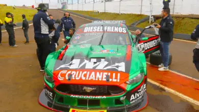 Ford Mustang de De Benedictis en los boxes de Posadas.