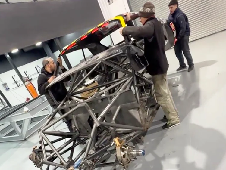 Gente desarmando el auto