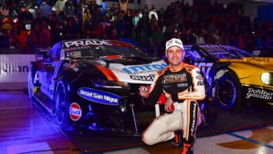 Ledesma posando junto al Camaro.