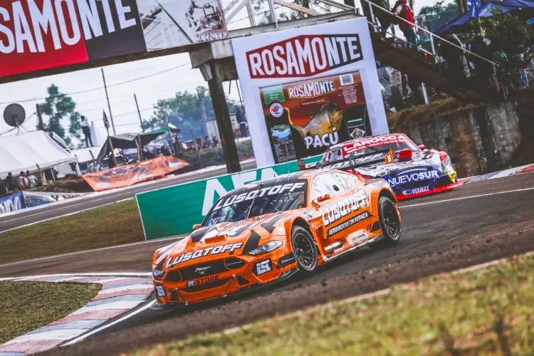 Mustang doblando en Posadas
