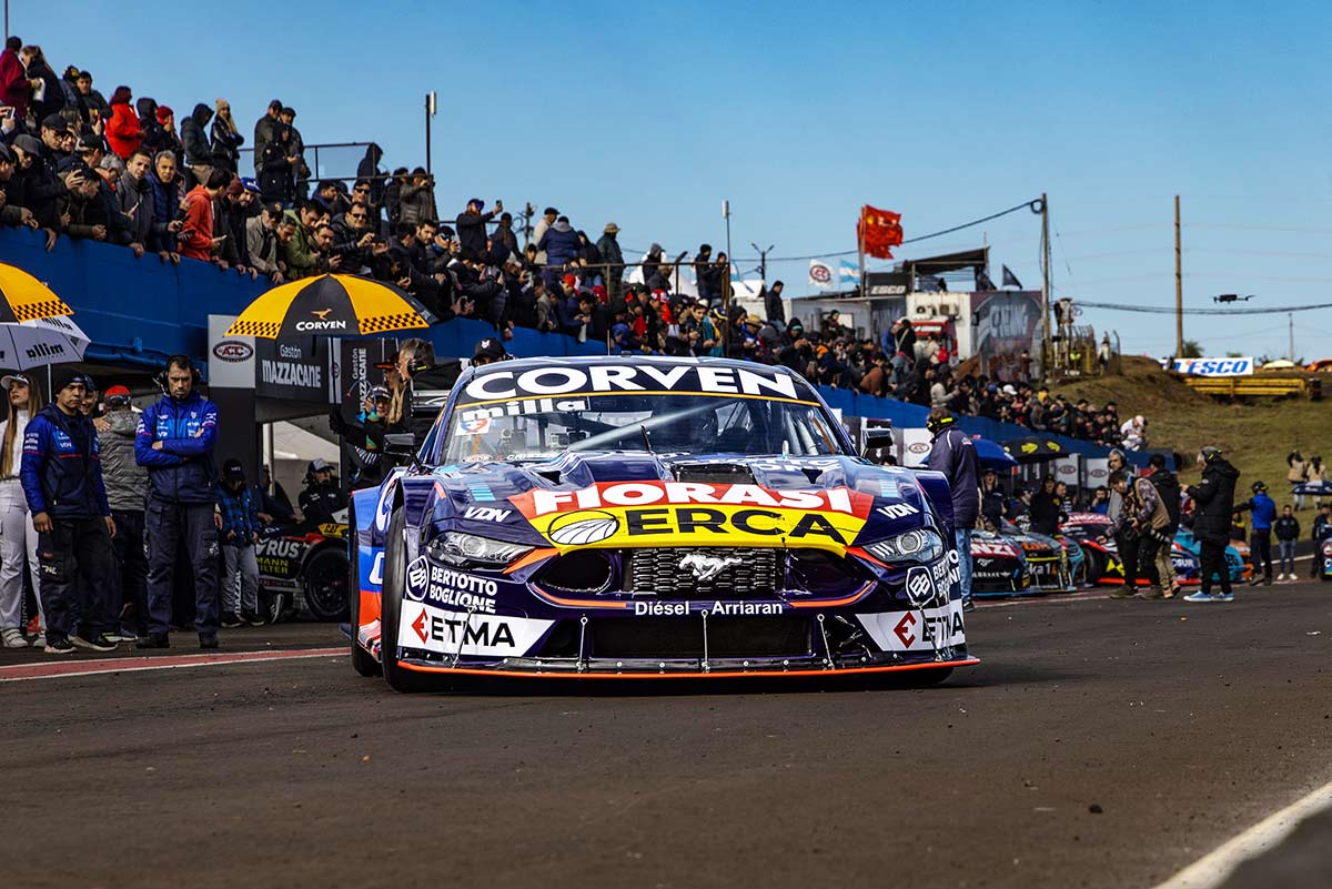 Mustang de Urcera en boxes.