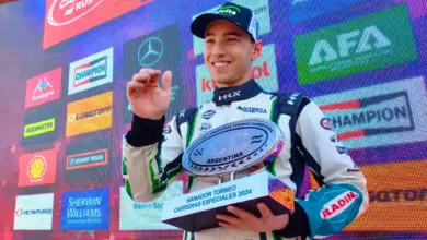 Diego Ciantini con el trofeo del Torneo de Carreras Especiales.