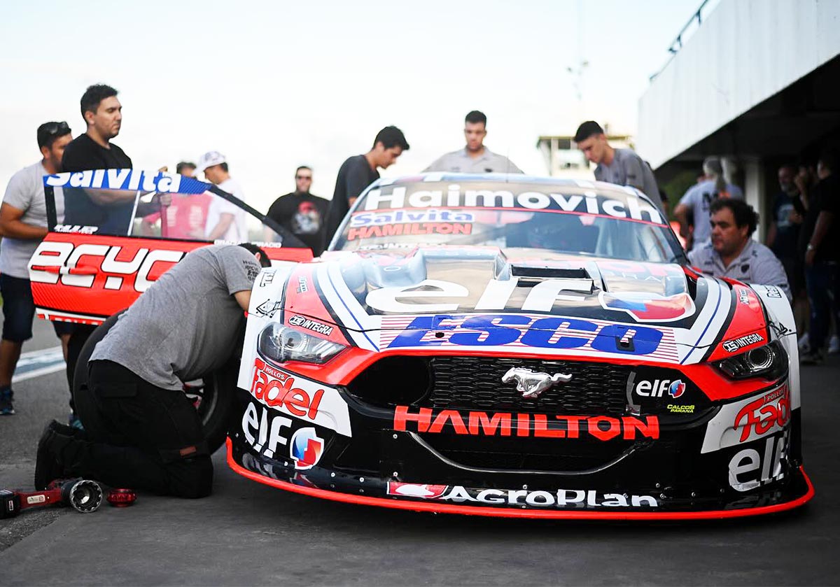 El Mustang de TC de Werner en los boxes de La Plata.