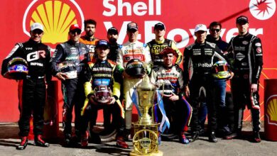 Los 12 pilotos posando con la Copa.