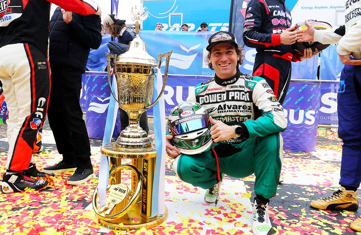 De Benedictis junto a la Copa de Oro.