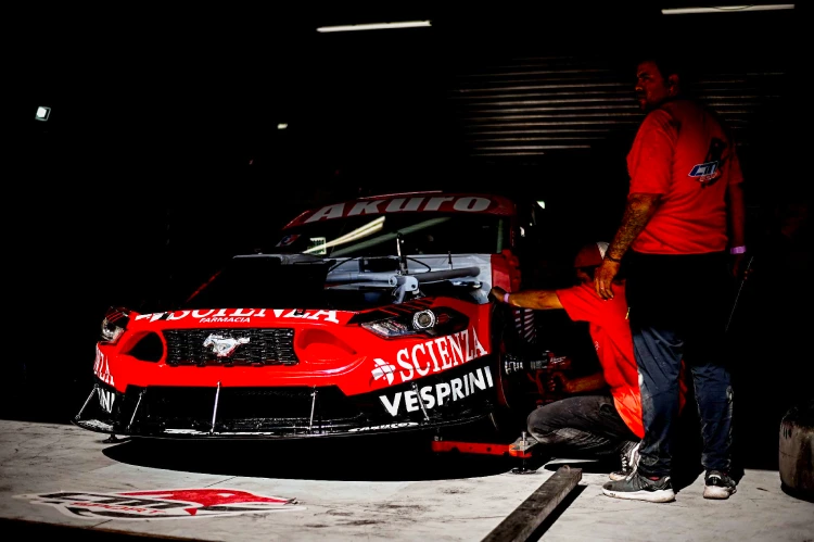 Mustang en el box