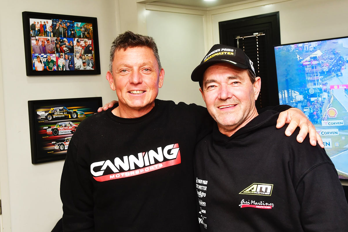 Ortelli y Martínez abrazados.