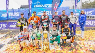 Pilotos junto a la Copa de Oro.
