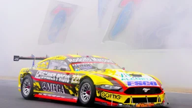 Ford Mustang del Gurí martínez frente a la tribuna de Ford en el Autódromo de Buenos Aires.