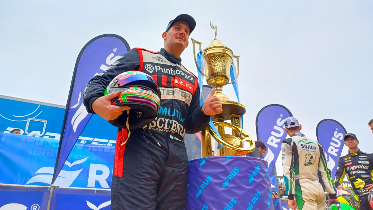 Santiago Mangoni con la Copa de Oro.