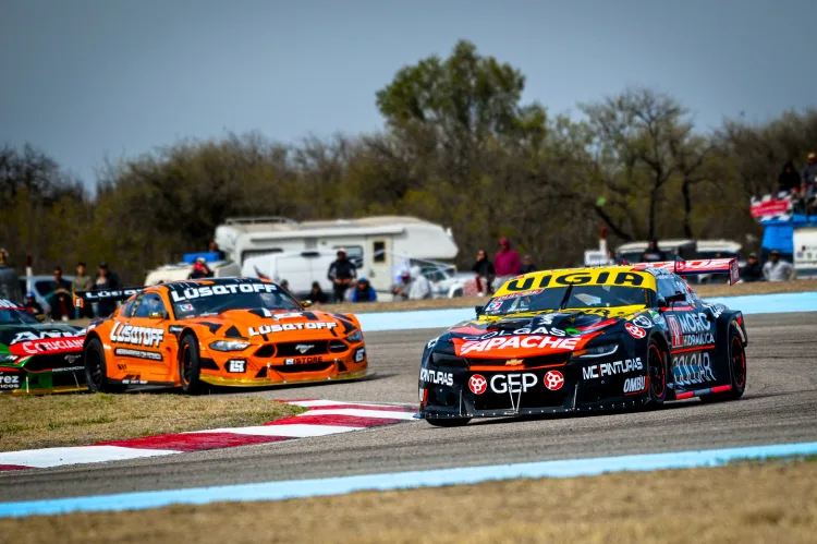 Mustang corriendo al Camaro