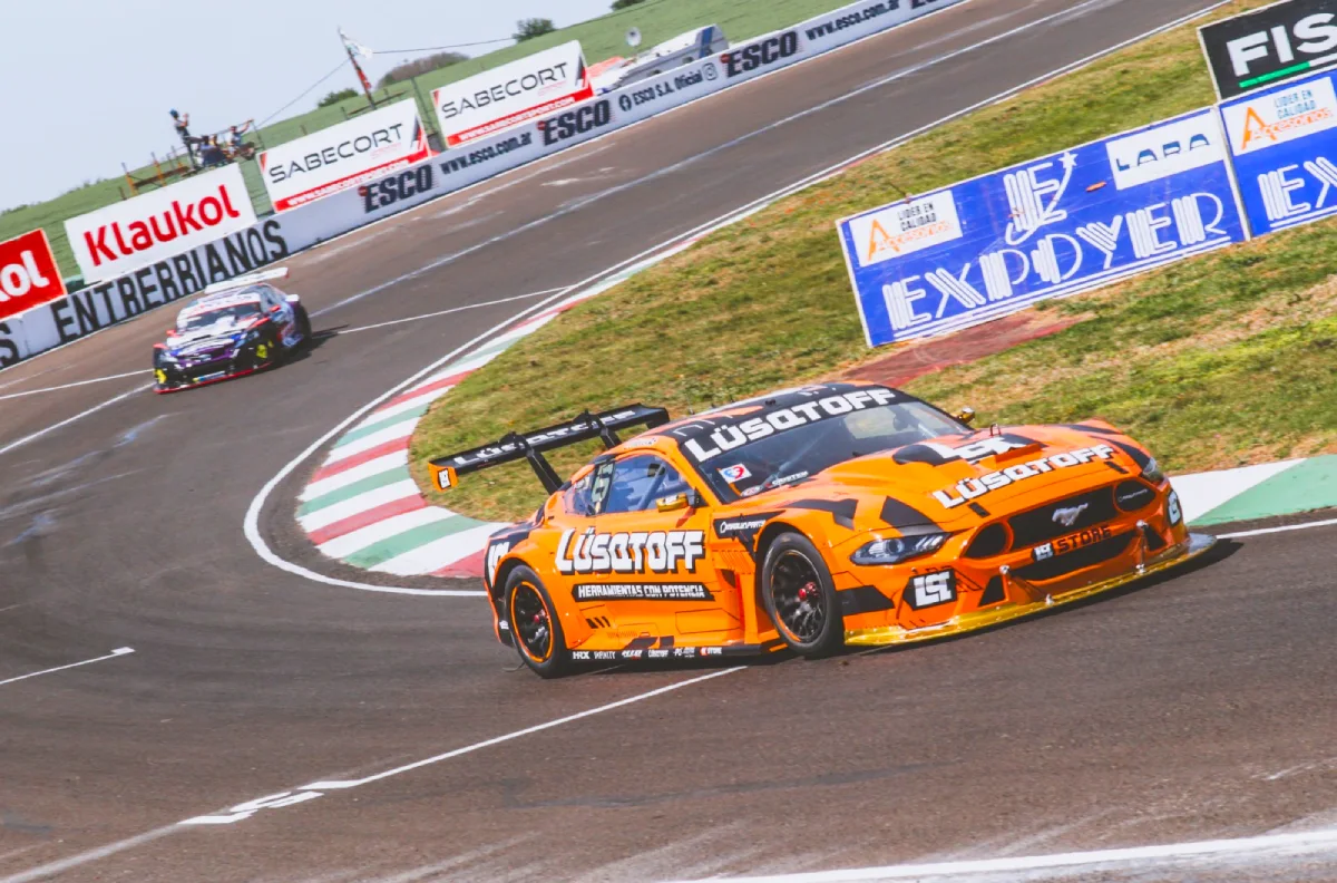 Mustang doblando