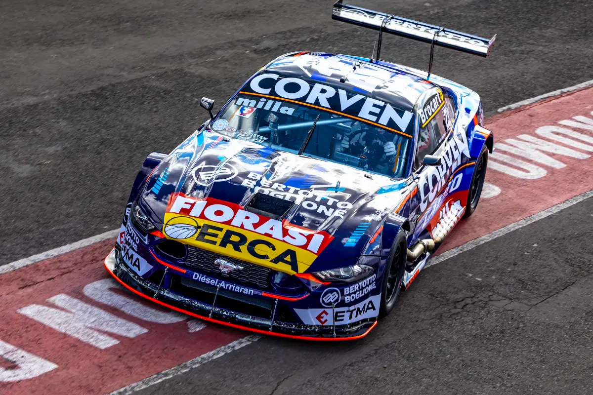 Mustang en la pista