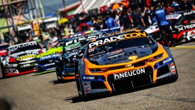 Autos de TC en boxes.