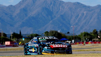 Santero con el Ford Mustang en San Luis.
