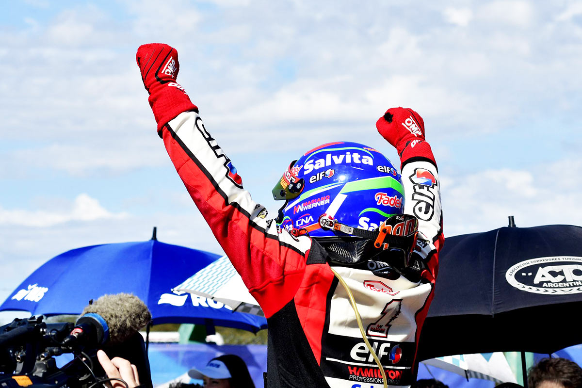 Werner celebrando.
