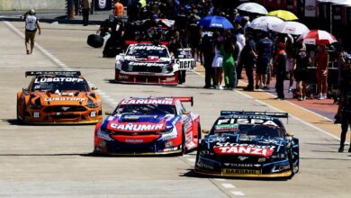 Autos saliendo de boxes.