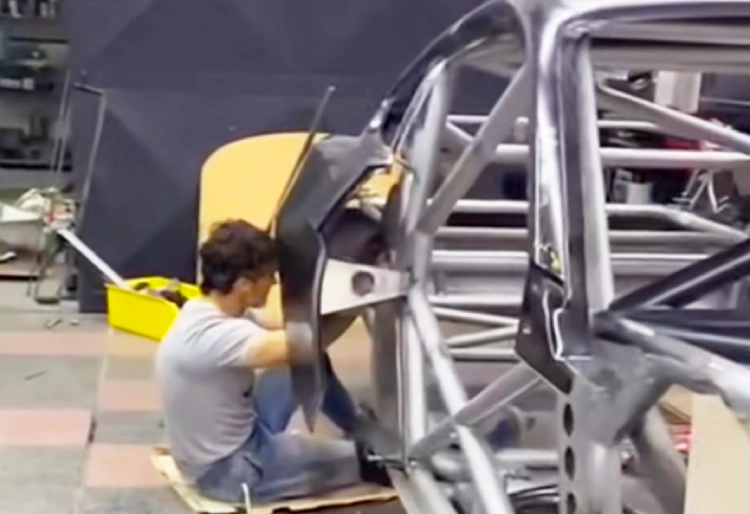 Spataro trabaja en el auto