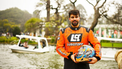 Mauricio Lambiris posando con el buzo y casco de TC.