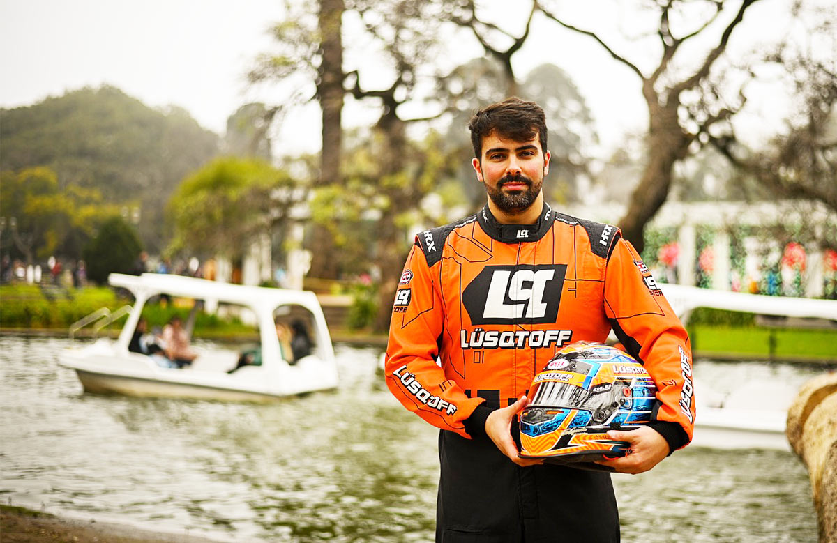 Mauricio Lambiris posando con el buzo y casco de TC.