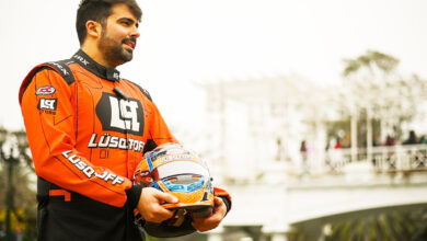 Mauricio Lambiris posando con el casco.