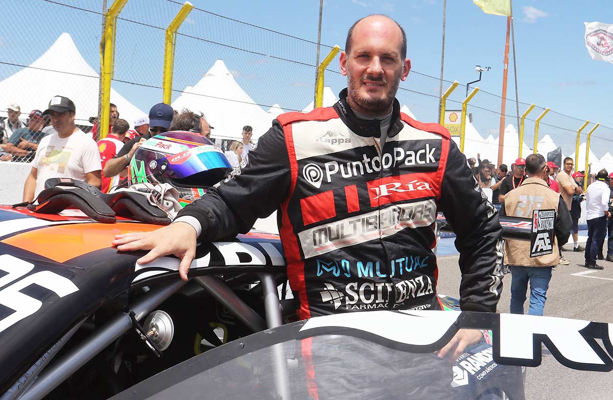 Mangoni posando junto al Camaro.