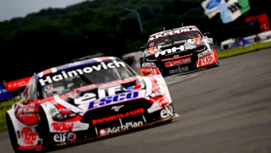 Mustang y Camaro doblando