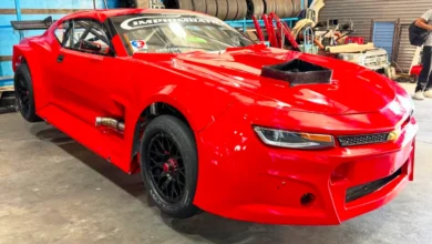 Camaro rojo en el taller