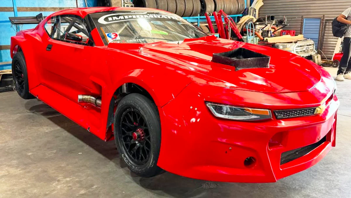 Camaro rojo en el taller