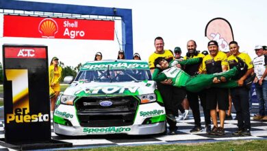 Faín junto con los mecánicos.