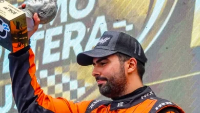 Lambiris con el trofeo