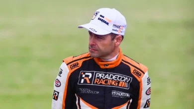 Ledesma mira de costado