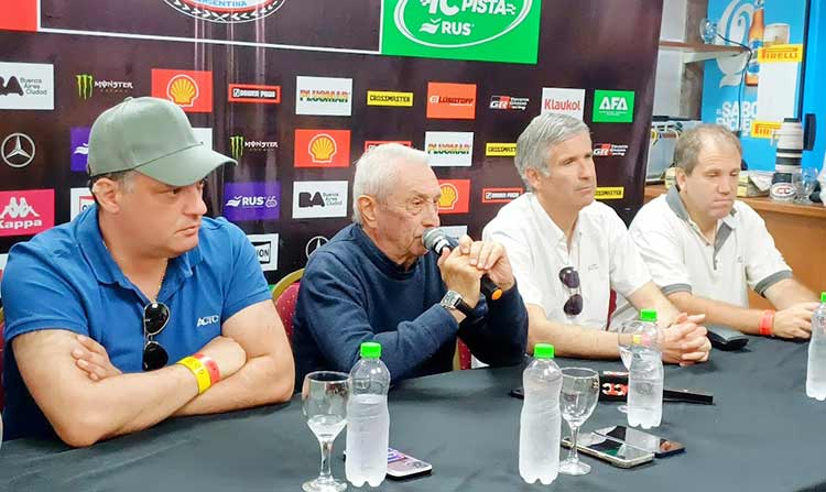 Mazzacane hablando en conferencia.