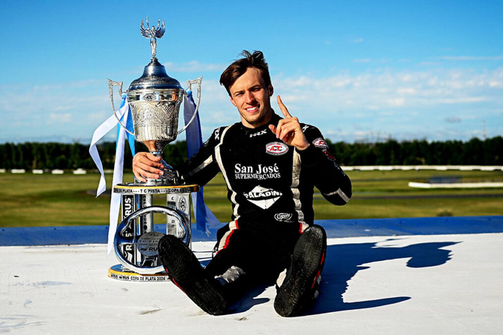 Palazzo agarrando la Copa.