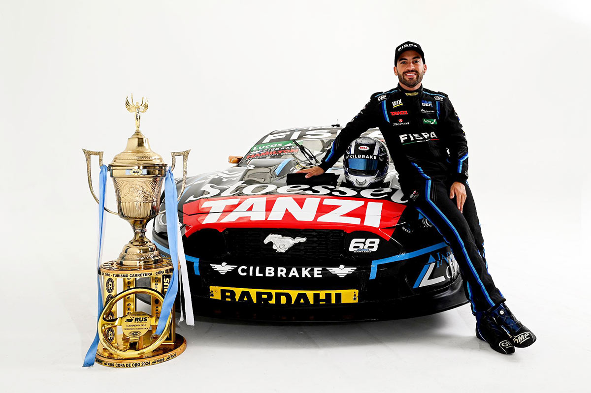 Santero posando apoyado en el auto.