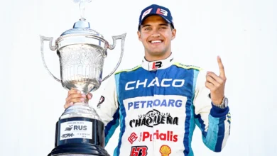 Lucas Bohdanowicz con la Copa Coronación de Plata.