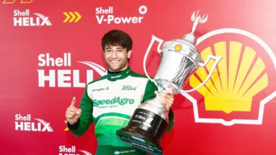 Ignacio Faín con la Copa de Plata de TC Pista Pick Up.