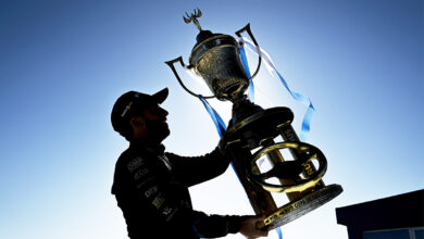 Santero con la copa de campeón de TC.