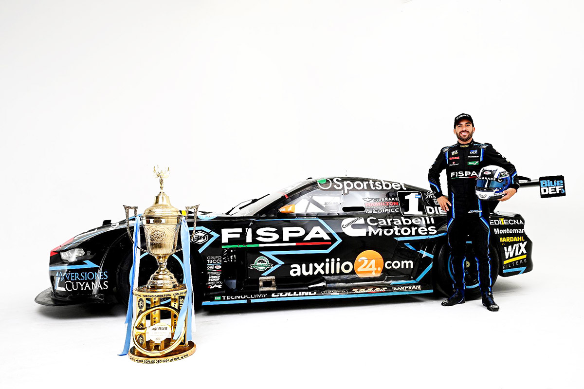 Santero y el Mustang de TC campeón 2024.