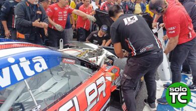 Los mecánicos de Werner sacan los papeles de la toma de aire.