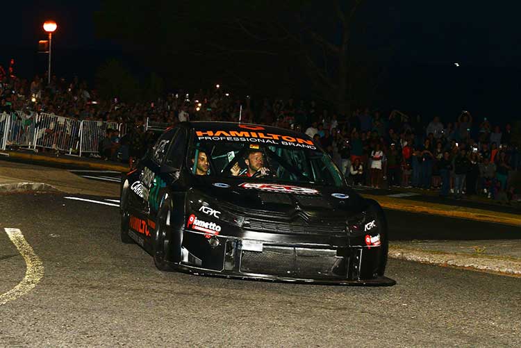 Canapino con el auto de Turismo Carretera 2000. 