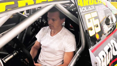 Carinelli probando la butaca.