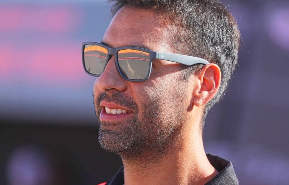 Serrano con lentes