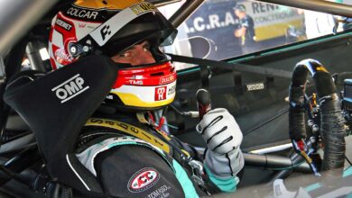 Ardusso adentro del habitáculo con el casco puesto.