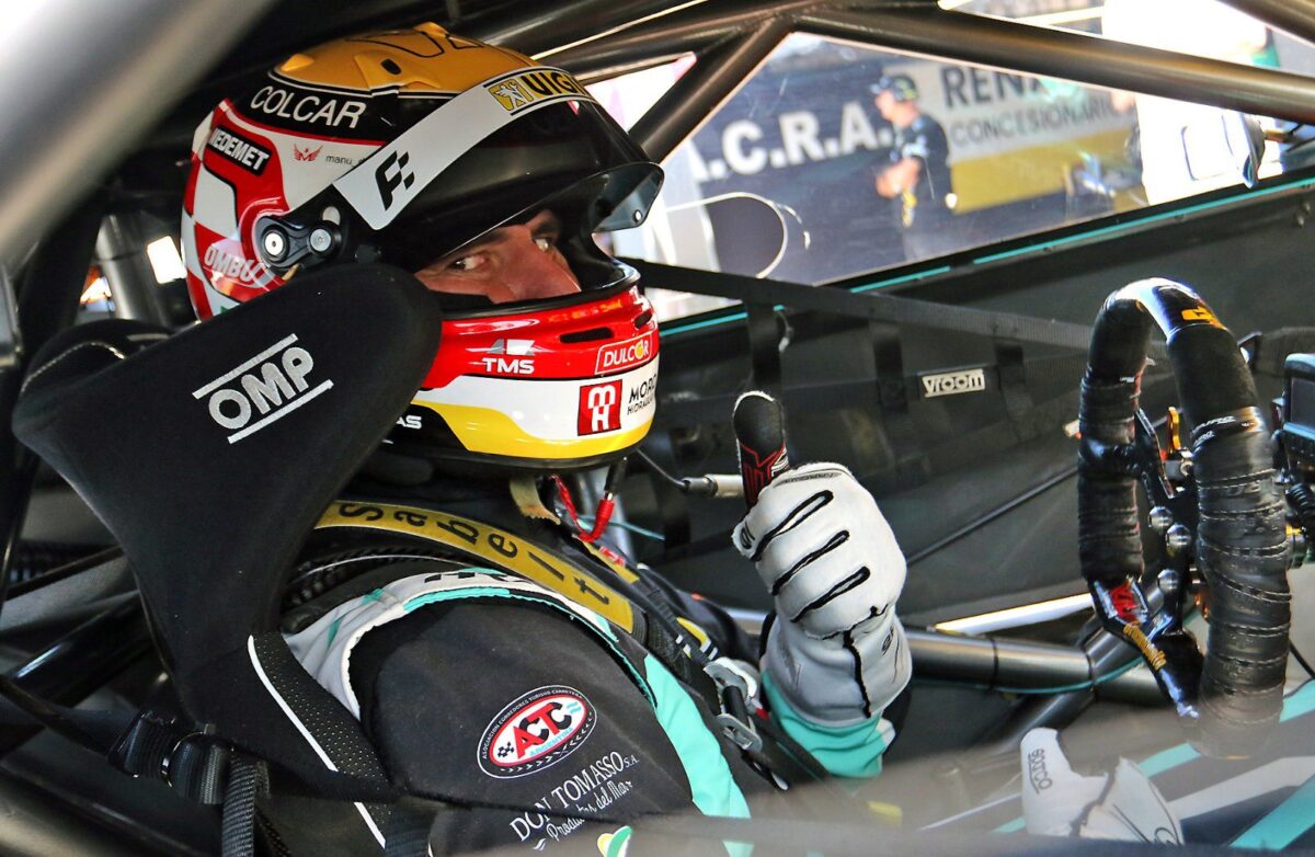 Ardusso adentro del habitáculo con el casco puesto.