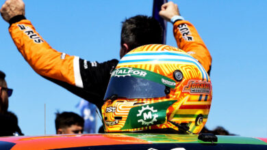 Castellano de espaldas festejando.