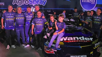 Josito con el Camaro y gente