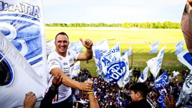 Werner junto a los hinchas de Ford.