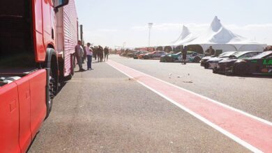 Autos de TC en los boxes.