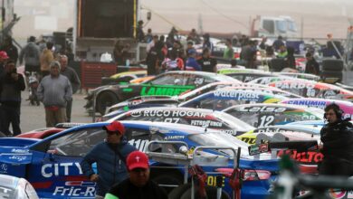 Autos de TC en boxes.